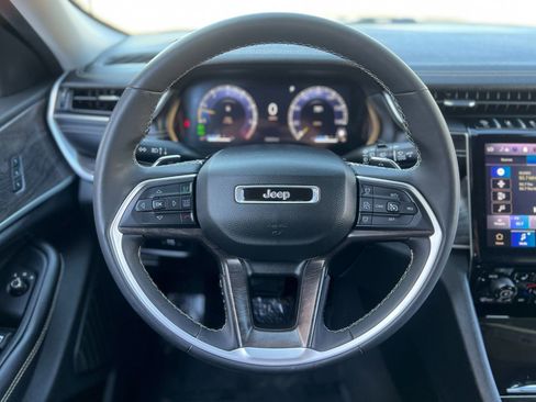 Used 2023 Jeep Grand Cherokee L Limited AWD/4WD image 13