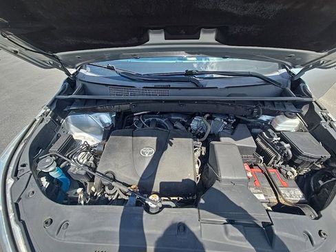 Used 2019 Toyota Highlander XLE AWD/4WD image 12