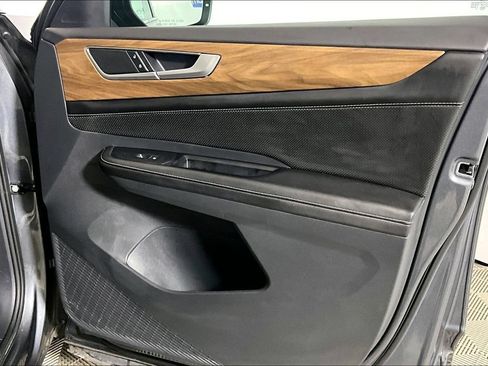 Used 2025 Volkswagen Atlas SE FWD image 19