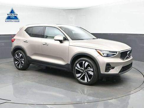 Used 2024 Volvo XC40 B5 Plus w/ Climate Package AWD/4WD image 1