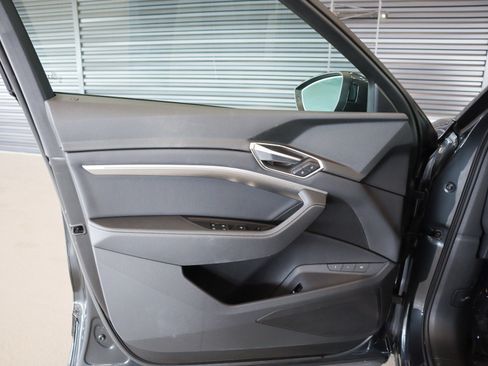 Used 2021 Audi e-tron Premium w/ Convenience Plus Package image 24