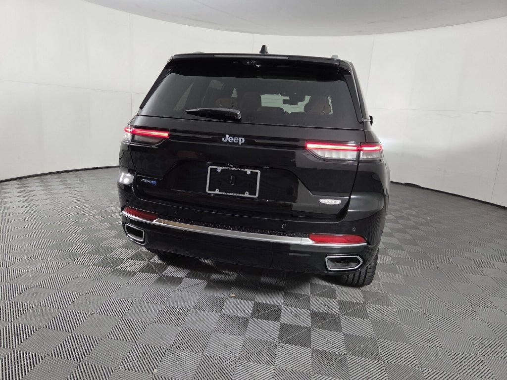 Used 2023 Jeep Grand Cherokee Summit AWD/4WD image 5