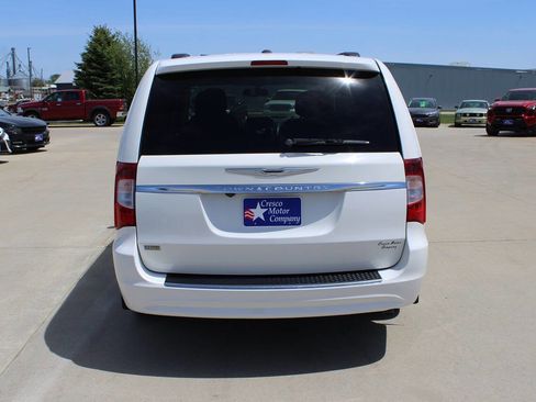 Used 2013 Chrysler Town & Country Touring FWD image 6