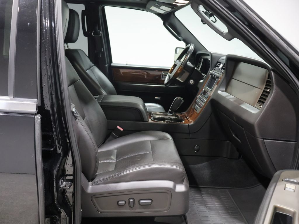 Used 2012 Lincoln Navigator 4WD image 18