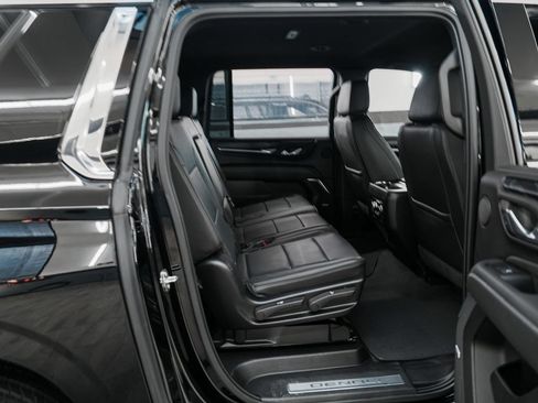 Used 2022 GMC Yukon XL Denali AWD/4WD image 32