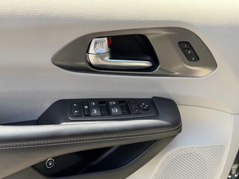 Used 2023 Chrysler Pacifica Touring-L FWD image 15