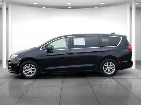 Used 2024 Chrysler Pacifica Touring-L FWD image 5