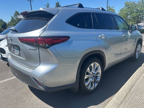Used 2021 Toyota Highlander Limited AWD/4WD image 3