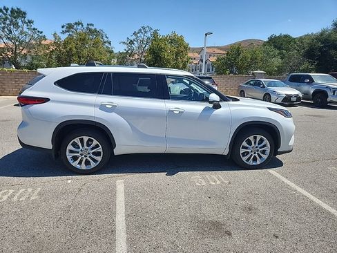 Used 2023 Toyota Highlander Limited FWD image 6