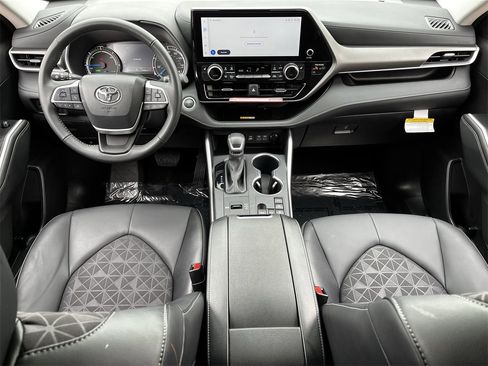 Used 2025 Toyota Highlander XLE image 9