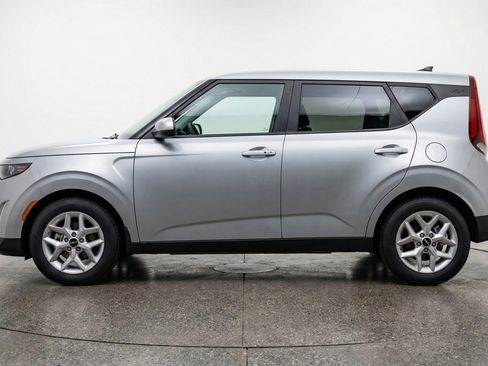 Used 2025 Kia Soul LX w/ LX Technology Package FWD image 5