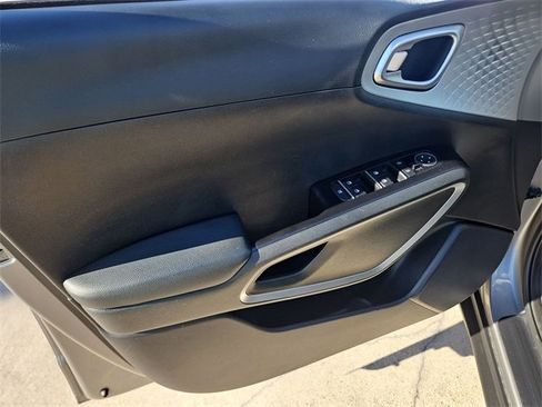 Used 2023 Kia Soul LX w/ LX Technology Package image 19