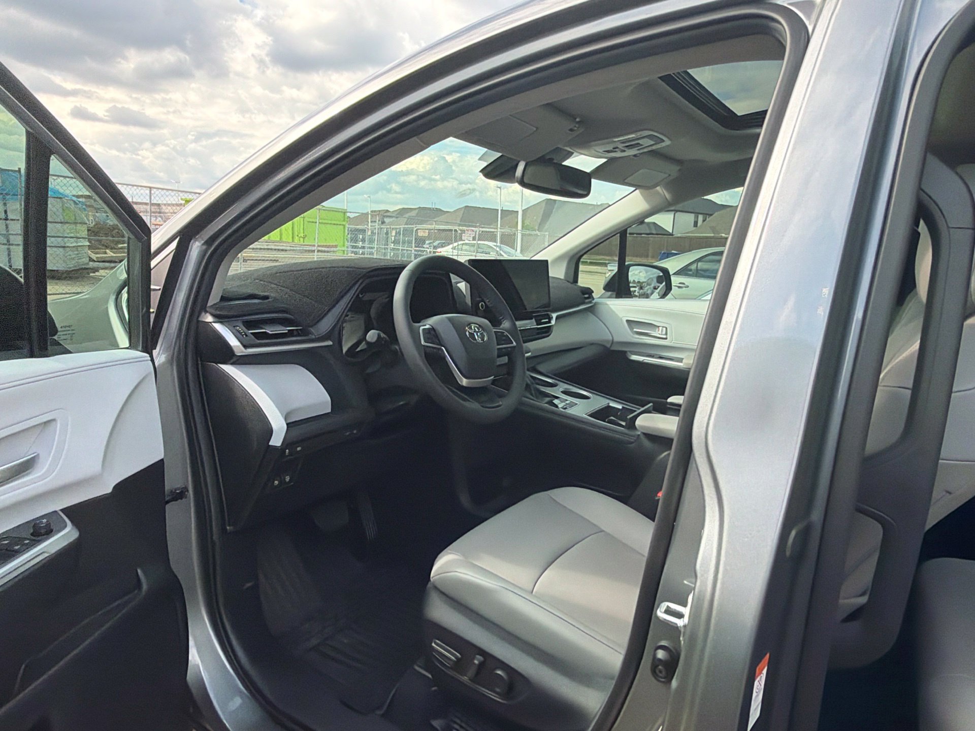 Certified 2026 Toyota Sienna XLE FWD image 16
