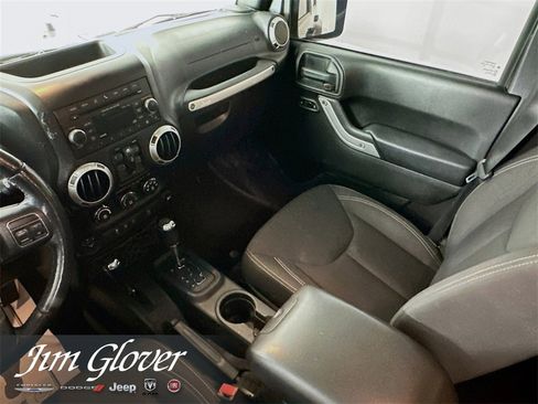 Used 2017 Jeep Wrangler Unlimited Sahara w/ Connectivity Group image 19