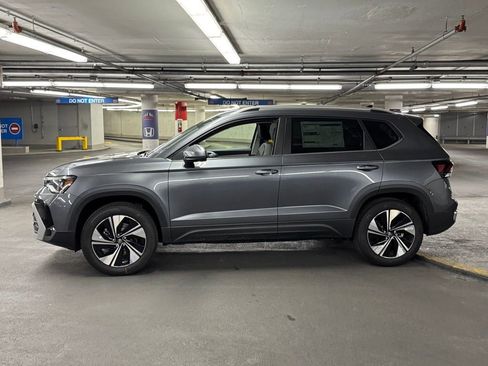 New 2025 Volkswagen Taos SE image 32