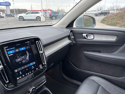 Certified 2025 Volvo XC40 B5 Core image 27