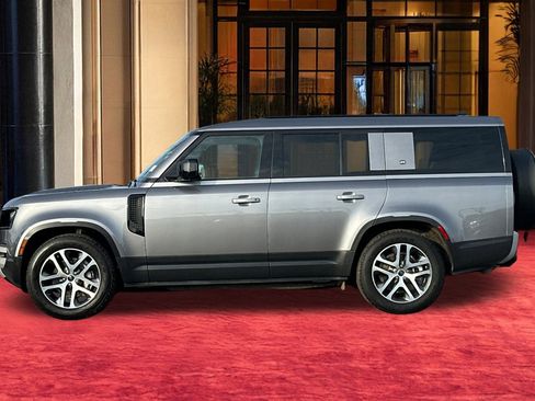 Used 2023 Land Rover Defender 130 SE image 3