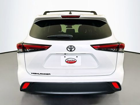 Used 2022 Toyota Highlander LE FWD image 6