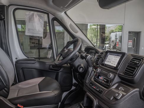 Used 2025 RAM ProMaster 2500 w/ Convenience Group FWD image 18