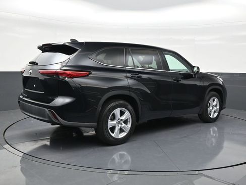 Used 2022 Toyota Highlander L FWD image 5