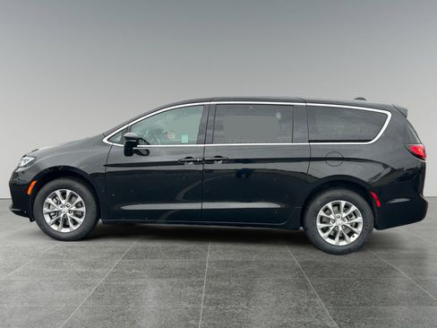 New 2026 Chrysler Pacifica Select image 2