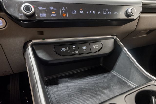 Certified 2025 Kia Carnival FWD image 17