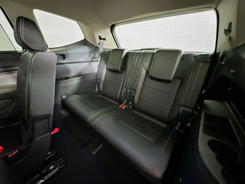 Used 2023 Volkswagen Atlas SE w/ Panoramic Sunroof Package FWD image 4