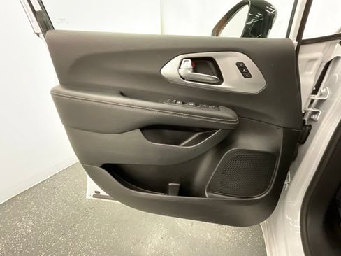 Used 2025 Chrysler Pacifica Limited FWD image 9
