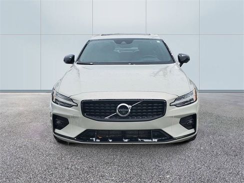 Used 2021 Volvo S60 T5 R-Design image 2