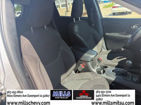 Used 2019 Jeep Cherokee Latitude w/ Popular Appearance Group FWD image 23