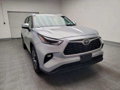 Used 2022 Toyota Highlander XLE FWD image 14