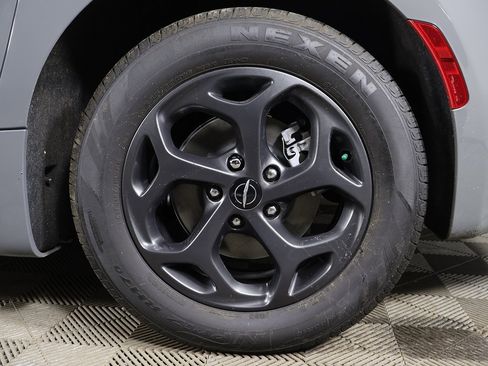 Used 2023 Chrysler Pacifica Limited w/ Uconnect Theater Family Group image 26