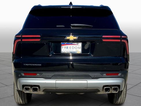 Used 2025 Chevrolet Traverse LT FWD image 5