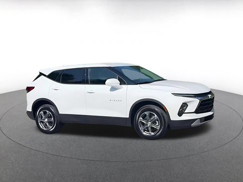 Used 2026 Chevrolet Blazer LT FWD image 2