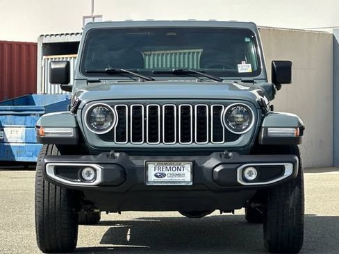 Used 2025 Jeep Wrangler Unlimited Sahara AWD/4WD image 9