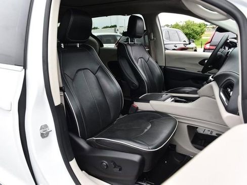 Used 2023 Chrysler Pacifica Limited FWD image 20