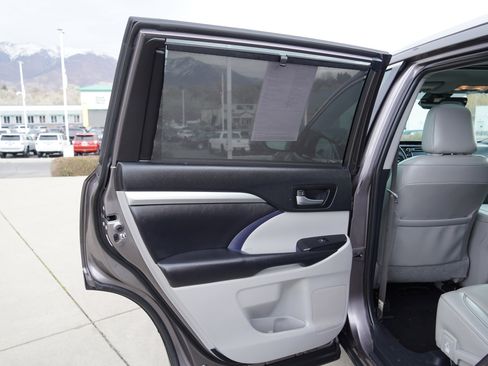 Used 2019 Toyota Highlander XLE image 21