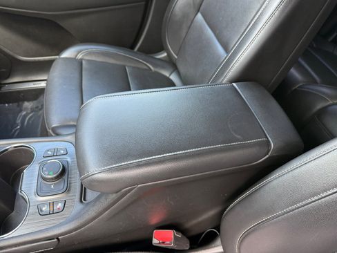 Used 2023 GMC Acadia SLT image 14