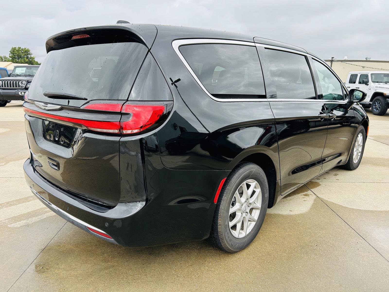 Used 2025 Chrysler Pacifica Select FWD image 39