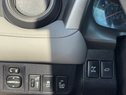 Used 2014 Toyota RAV4 Limited image 28