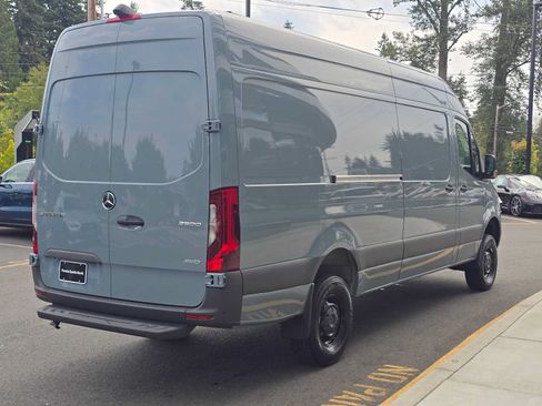 Used 2024 Mercedes-Benz Sprinter 2500 image 7