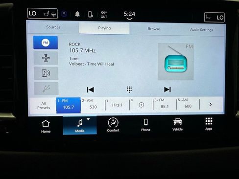 Used 2023 Chrysler Pacifica Touring-L image 27