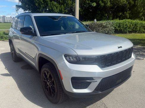 New 2025 Jeep Grand Cherokee Altitude image 4
