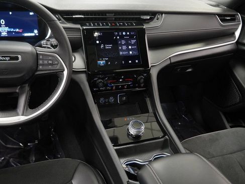 Certified 2025 Jeep Grand Cherokee Altitude image 25