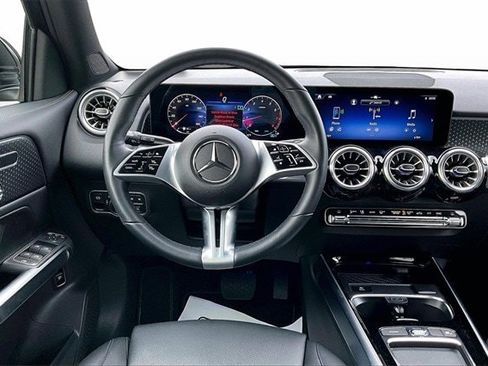 Used 2025 Mercedes-Benz GLB 250 4MATIC image 11