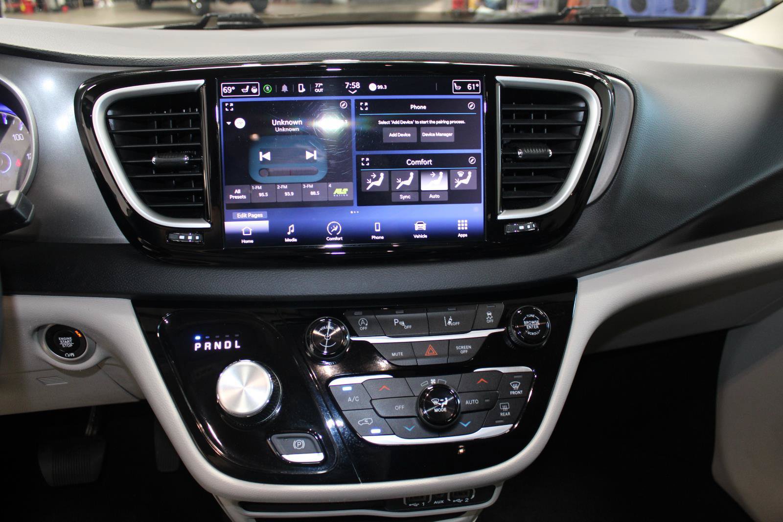 Used 2023 Chrysler Pacifica Touring-L FWD image 30