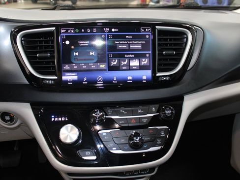 Used 2023 Chrysler Pacifica Touring-L FWD image 30