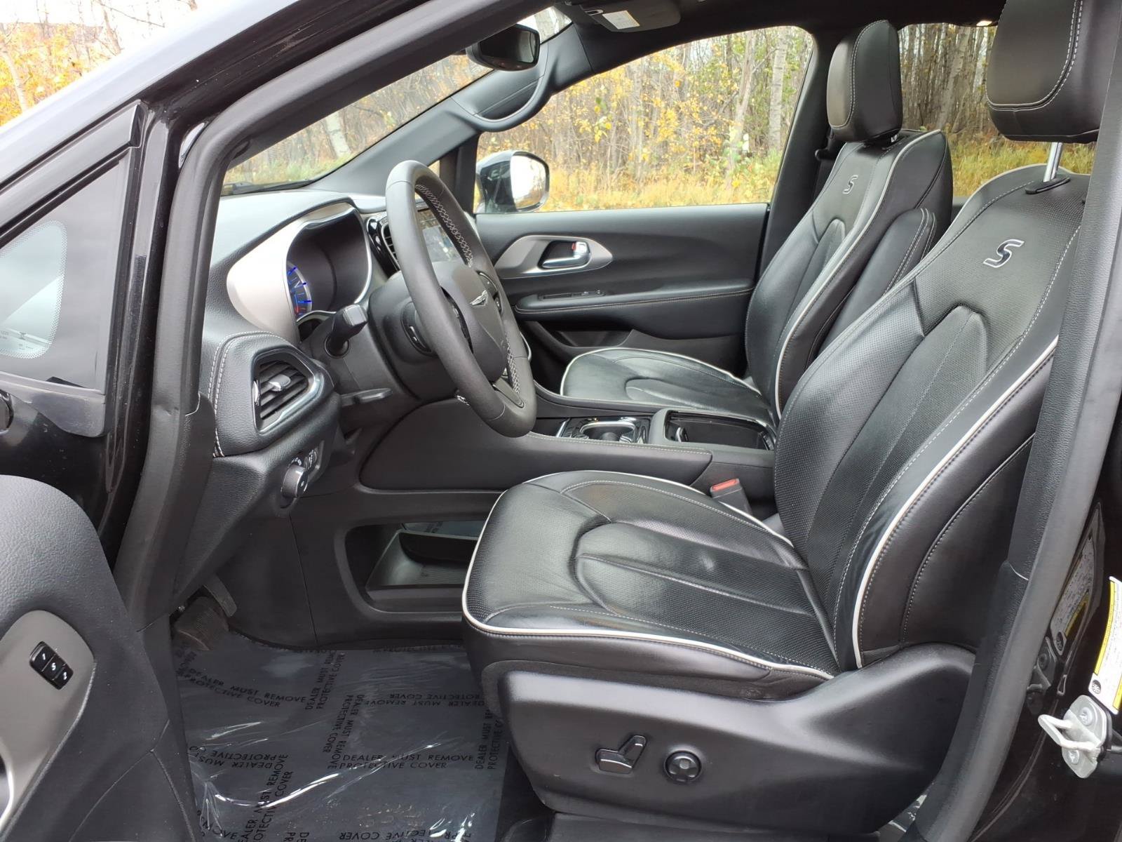Used 2024 Chrysler Pacifica Premium FWD image 13