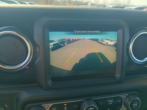 Used 2022 Jeep Wrangler Unlimited Sahara AWD/4WD image 16