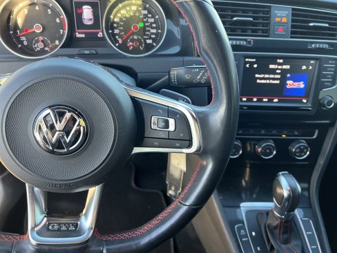 Used 2017 Volkswagen Golf S image 19